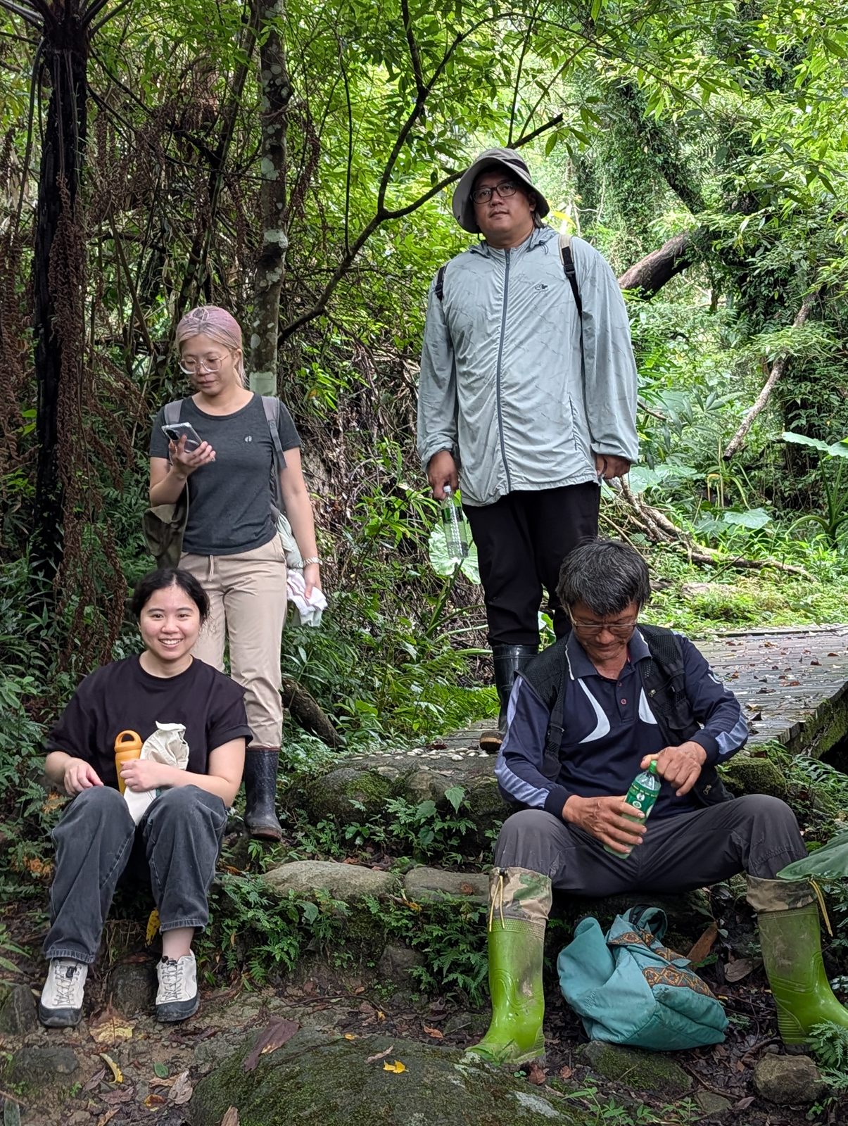 大石與木棧道旁的合影