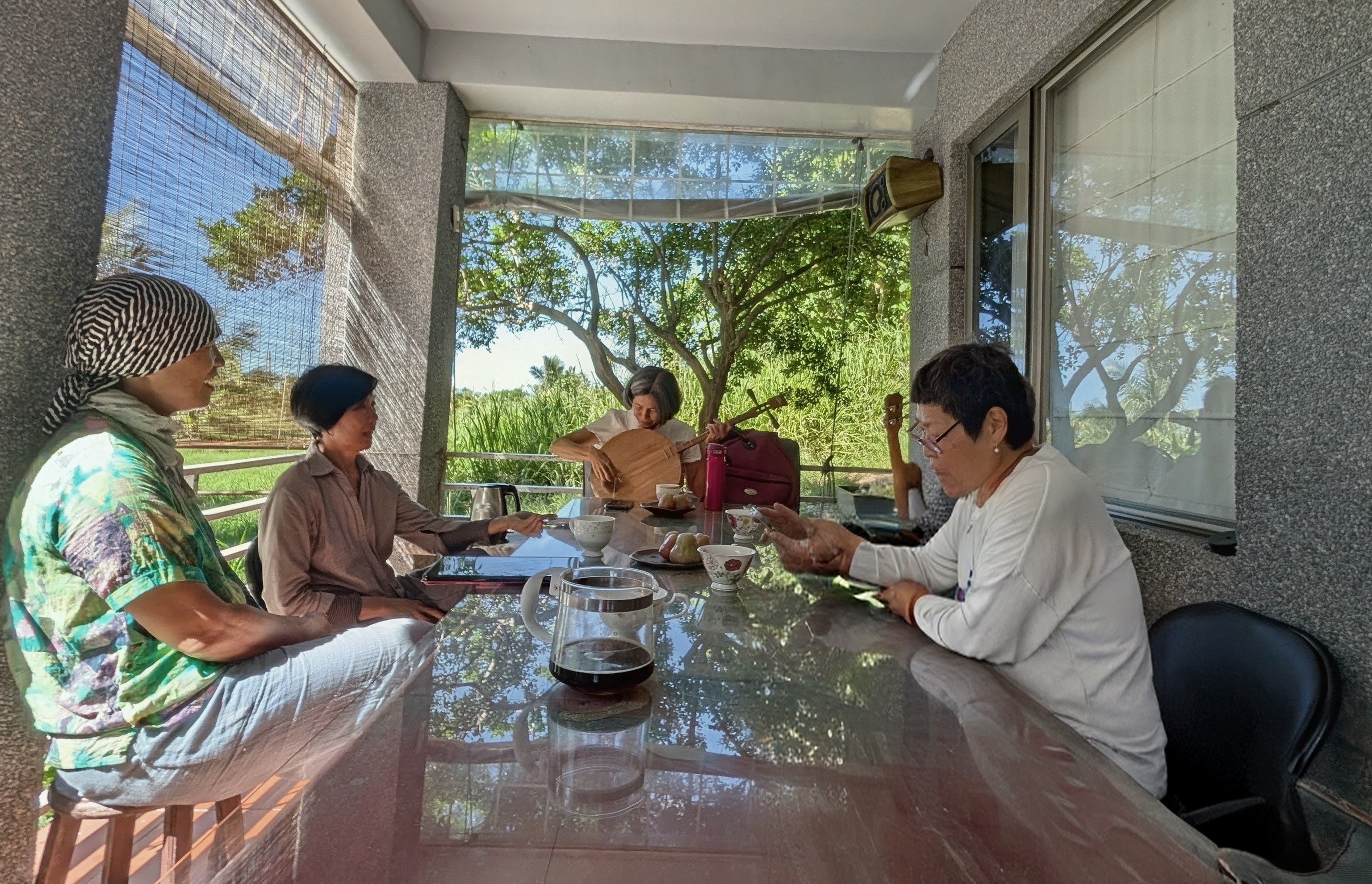 美蘭老師手抱月琴，在都蘭山林間吟唱恆春古調